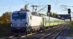 FlixTrain GmbH, München [D] mit der geleasten ELL Vectron  7193 606  [NVR-Nummer: 91 80 7193 606-9 D-ELOC] und Wagengarnitur aus Richtung Leipzig am 13.10.25 Durchfahrt Bahnhof Roßlau (Elbe).