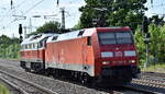 DB Cargo AG, Mainz [D] mit ihren  152 067-5  [NVR-Nummer: 91 80 6152 067-5 D-DB] +  232 401-0  (NVR:  92 80 1232 401-0 D-DB ) am Haken am 12.05.25 Höhe Bahnhof Saarmund.