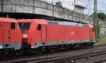DB Cargo AG, Mainz [D] mit dem Lokzug  189 008-6  [NVR-Nummer: 91 80 6189 008-6 D-DB] mit  189 012-8  [NVR-Nummer: 91 80 6189 012-8 D-DB] +  185 354-8  [NVR-Nummer: 91 80 6185 354-8 D-DB] am Haken Richtung Maschen am 27.05.25 Höhe Bahnhof Hamburg-Harburg.