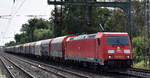 DB Cargo AG, Mainz [D] mit ihrer  185 281-3  [NVR-Nummer: 91 80 6185 281-3 D-DB] und einem Coil-Transportzug am 07.08.25 Höhe S-Bahnhof Dedensen/​Gümmer.
