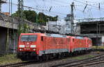 DB Cargo AG, Mainz [D] mit dem Lokzug  189 008-6  [NVR-Nummer: 91 80 6189 008-6 D-DB] mit   189 012-8  [NVR-Nummer: 91 80 6189 012-8 D-DB] +  185 354-8  [NVR-Nummer: 91 80 6185 354-8 D-DB] am Haken Richtung Maschen am 27.05.25 Höhe Bahnhof Hamburg-Harburg.
