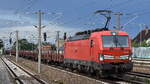 DB Cargo AG, Mainz mit ihrer  193 396  [NVR-Nummer: 91 80 6193 396-9 D-DB] und einem Ganzzug tschechischer (CD Cargo) Drehgestell-Flachwagen (leer) am 22.07.25 Höhe Bahnhof Luckenwalde.