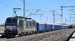BRCE - Beacon Rail Capital Europe, München [D] mit ihrer Vectron  X4 E - 625  [NVR-Nummer: 91 80 6193 625-1 D-DISPO], aktueller Leasingnehmer unbekannt, mit einem Ganzzug Drehgestell-Hochbordwagen mit Plane abgedeckt (polnischer Getreidezug) am 20.03.25 Höhe Bahnhof Rodleben.