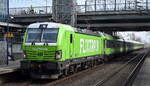 FlixTrain GmbH, München [D] mit der geleasten ELL Vectron  193 431  [NVR-Nummer: 91 80 6193 431-4 D-ELOC] und Wagengarnitur auf dem Weg zur Bereitstellung am 24.03.25 Durchfahrt Bahnhof Berlin-Hohenschönhausen.