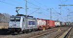 METRANS Rail s.r.o., Praha [CZ] mit ihrer  386 032-7  [NVR-Nummer: 91 54 7386 032-7 CZ-MT] und einem Containerzug am 20.03.25 Höhe Bahnhof Rodleben.