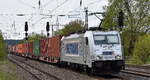 METRANS Rail s.r.o., Praha [CZ] mit ihrer  386 019-4  [NVR-Numbmr: 91 54 7386 019-4 CZ-MT] und einem Containerzug am 23.04.25 Höhe Bahnhof Saarmund.