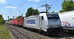 METRANS Rail s.r.o., Praha [CZ] mit ihrer  386 007-9  [NVR-Nummer: 91 54 7386 007-9 CZ-MT] und einem Containerzug am 12.05.25 Höhe Bahnhof Saarmund.