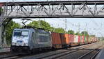 METRANS Rail s.r.o., Praha [CZ] mit ihrer  386 021-0  [NVR-Nummer: 91 54 7386 021-0 CZ-MT]  und einem Containerzug am 12.05.25 Höhe Bahnhof Saarmund.