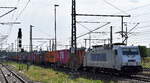 METRANS Rail s.r.o., Praha [CZ]  386 003-8  [NVR-Number: 91 54 7386 003-8 CZ-MT] und einem Containerzug am 09.08.25 Höhe Bahnhof Magdeburg Hbf.