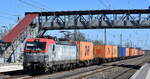 PKP CARGO S.A., Warszawa [PL]  mit ihrer  EU46-506  [NVR-Nummer: 91 51 5370 018-1 PL-PKPC] und einem Containerzug am 03.04.25 Höhe Bahnhof Saarmund.