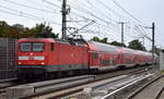 DB Regio AG - Region Nordost, Fahrzeugnutzer: Regionalbereich Mecklenburg-Vorpommern Schwerin mit ihrer  112 113  (NVR:  91 80 6112 113-6 D-DB ) und dem RE3 nach Stralsund Hbf. am 22.09.25 Höhe Bahnhof Berlin Karow.