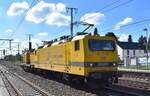 DB Bahnbau Gruppe GmbH, Berlin mit ihrer  143 226-9  (NVR:  91 80 6143 226-9 D-DB ) +  293 010-5  (NVR:  92 80 1293 010-5 D-DB ) am Haken am 29.09.25 Höhe Bahnhof Golm.
