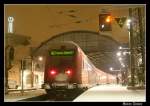 Der Nordrhein-Westfalen-Express steht gerade angekommen, total zugeschneit und vereist im Aachener Hbf 23.November ´08