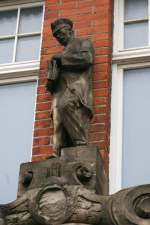  Wann  fhrt der nchste Zug?  Genau auf Grund dieser Frage scheint die steinerne Figur am Lbecker Hbf zum seinem dicken Fahrplan zu greifen. 
27. Nov. 2008