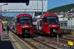 CFL 2411 aus Kautenbach kommend fhrt in den Bahnhof von Wiltz ein, CFL 2418 kann jetzt in Richtung Kautenbach abfahren, die Strecke zwischen dem Bahnhof von Wiltz und Kautenbach verluft eingleisig. 24.06.2025