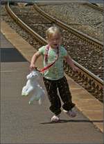 Unser kleiner Eisenbahnfan fotografiert am 04.07.08 in Wilwerwiltz. (Hans) 