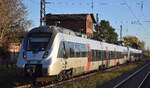 DB Regio AG - Region Südost, Fahrzeugnutzer: S-Bahn Mitteldeutschland, Leipzig mit den Triebzügen  1442 162  (NVR:  94 80 1442 162-2 D-DB.... ) +  1442 670  (NVR:  94 80 1442 670-4 D-DB ) als RE13 nach Magdeburg Hbf. am 06.11.25 Ausfahrt Bahnhof Prödel (Sachsen Anhalt).