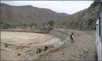In der Ghindaschlucht wurde das Bahntrassee ,wie bei uns auch blich, mit Steinkrben gegen die Wassermassen gesichert. (30.10.2008)