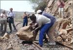 Durch das starke Gewitter vom Vortag haben sich auf dem ersten Bergabschnitt einige Felsen gelst und liegen nun auf dem Geleise. Es gab auch grssere Rutsche, wo die Fotografen auch mit anpacken mussten. Zwischen Mai Atal und Darnas. (30.10.2008)