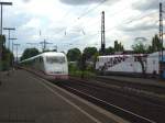 Wo geht es in die Zukunft? Ein ICE rast mit mindestens 120 km/h durch Bonn Bad Godesberg Richtung Kln, vorbei an 110 329-0 mit dem Scienceexpress. Mai 2009