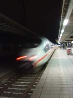ICE 3, mit anderen Augen, fhrt von Karlsruhe Hbf nach Hannover Hbf.
Februar 2009
