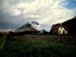 ICE 3 fhrt gerade aus Offenburg aus und nimmt Kurs auf Freiburg.(Martin)