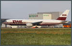 Noch in der alten Lackierung der DHL unterwegs ist am 09.08.2009 die 757-236(SF) G-BMRA der DHL Air UK. Hier rollt der Frachter, der 1987 als Passagiermaschine an Britisch Airways ausgeliefert wurde, über das Vorfeld des Flughafens Leipzig-Halle.