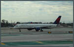 Die 757-251 N544US der Delta Air Lines rollt am 29.10.2016 zur Startbahn des Los Angeles International Airports.