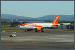 Die A319-111 G-EZDH von EasyJet rollt am 08.05.2025 in Glasgow über das Vorfeld. Ziel des Fluges U2862 ist London-Gatwick. 