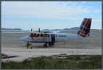 Barra ist der einzige Flughafen auf der Nordhalbkugel, der lediglich bei Ebbe bedient werden kann, denn hier starten und landen die Maschinen direkt auf dem Strand. Die Twin Otter G-BVVK der Loganair ist am 08.05.2025 aus Glasgow angekommen und steht nun auf dem  Vorfeld .