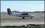 Über den Strand rollt die Twin Otter G-BVVK der Loganair am 08.05.2025 zur Startbahn des Flughafens Barra. Die 1980 gebaute Maschine fliegt in Kürze zurück nach Glasgow.