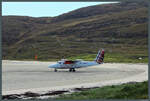 Wenn der Windsack in der Bucht Traigh Mhòr auf Barra weht, dann ist der Stand den Flugzeugen vorbehalten. Die DHC-8-300 G-BVVK der Loganair startet am 08.05.2025 auf der einzigartigen Sandpiste Richtung Glasgow.