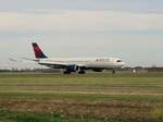 N404DX Delta Airlines Airbus A330-941N Erstflug dieses Flugzeugs war am 13-09-2009. Flughafen Amsterdam Schiphol, Niederlande. Vijfhuizen  06-10-2024.

N404DX Delta Airlines Airbus A330-941N eerste vlucht van dit vliegtuig was op 13-09-2019. Polderbaan luchthaven Schiphol. Vijfhuizen 06-10-2024.