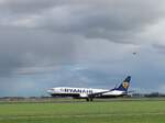 Ryanair EI-ENE Boeing 737-8AS Erstflug dieses Flugzeugs war am 03-10-2010.  Flughafen Amsterdam Schiphol, Niederlande. Vijfhuizen 15-10-2023.

Ryanair EI-ENE Boeing 737-8AS eerste vlucht van dit vliegtuig was op 03-10-2010. Polderbaan luchthaven Schiphol. Vijfhuizen 15-10-2023.