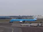 PH-BKF KLM Boeing 787-10 mit dem Name 'Snowdrop / SneeuwKlokje'. Erstflug dieses Flugzeugs war am  11-12-2019. Flughafen Schiphol Amsterdam, Niederlande 09-02-2026.


PH-BKF KLM Boeing 787-10 met de naam 'Snowdrop / SneeuwKlokje'. Eerste vlucht va ...