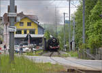 150 Jahre Emmentalbahn. 

141-R-1244 auf dem Rückweg von der grossen Emmentalrundfahrt anlässlich des Jubiläums. Auf dem Bahnübergang Luezerner Strasse in Huttwil beschleunigt sie eindrucksvoll den Zug die kurze Rampe zur Wasserscheide hinauf. Mai 2025.

Der ungewöhnlich abgesteckte Bahnübergang lässt noch den Streckenverlauf der Huttwil-Eriskirch-Bahn vermuten, die heute zur Gänze abgebaut ist. An dieser Stelle trennte sich die Stichstrecke von der Huttwil-Wolhusen-Bahn. 
