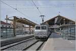 Die Einsätze der SNCF  nez cassé  werden seltener. Um so mehr freute ich mich vor dem Hintergrund des stattlichen Bahnhofs von Marseille St-Charles die SNCF BB 22247 fotografieren zu können. 
Die SNCF BB 22247 wartet mit ihrem TER 17475 auf die Abfahrt nach Nice Ville. 

21. März 2025 