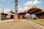 Strasbourg am 10. Juli 2024: Diese Betriebsszene konnte ich auf dem Rückweg von Mulhouse festhalten. Corail-Steuerwagen 004 (links) und 143 (rechts), sowie eine unerkannt gebliebene RRR-Garnitur (Mitte)