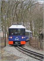 Kurz nach der Kehre  Berchat  zwischen St-Gervais und Le Fayet ist die blaue MARIE mit dem gleichnamigen Steuerwagen auf dem Weg vom Col de Voza zum TMB Bahnhof Le Fayet. 

21. Februar 2026