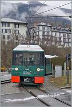 1898 erreicht die Strecke der PLM (Compagnie des chemins de fer de Paris à Lyon et à la Méditerranée) Le Fayet, ein kleiner unbedeutender Weier im Tal der Arve auf 580 müM. Das weitaus bedeutender Saint Gervais liegt jedoch bedeutend weiter oben, auf 900 müM, so dass die Idee entstand, Saint Gervais und Le Fayet mit einer Zahnradbahn zu verbinden, ein Vorhaben dass im Sommer 1908 in die Tat umgesetzt wurde. Fünf Jahre später wurde die Strecke bis zum Nid d'Aigle verlängert; zur Zeit wird der damals (1913) erstellte   provisorische  Haltepunkt um etwa 300 Meter verschoben und neu gebaut. 

Im Bild der vom Col de Voza im TMB Bahnhof Le Fayet ankommende grüne Zug ANNE, bestehend aus dem Triebwagen ANNE und dem gleichnamigen Steuerwagen ANNE. 

Für die Züge fand ich folgende, wohl nicht offiziell Bezeichnung: Beh 4/4 mit der Achsformel Bozz’ Bozz’ bzw. der Bt mit der Achsformel 2z’ 2z’ 

21. Jan. 2026