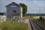 Die Ligne des Horlogers wird momentan schon wieder mit Vollsperrung umfassend saniert. Diesmal im Streckenteil bis Gilley. Vom Charakter dieses Bahnhofs auf dem Land ist dennoch so einiges briggeblieben. Die Strecke scheint weitgehend fertig zu sein. An einigen Installationen, wie etwa Bahnbergngen wurde noch gearbeitet. Avoudrey, August 2024.
