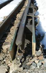 Die Stromschiene. Aus Sicherheitsgrnden hier bei diesem Bahnbergang zumindest seitlich von Holzlatten vor der unbeabsichtigten Berhrung geschtzt. 
Chamonix, den 12. Mrz 2009