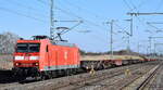 DB Cargo AG, Mainz [D] mit ihrer '185 047-8' [NVR-Nummer: 91 80 6185 047-8 D-DB] mit einem gemischten Güterzug unterschiedlicher Drehgestell-Flachwagen (leer) am 20.03.25 Höhe Bahnhof Rodleben.
