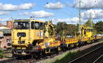 Hans Strube Gleisbau, Hochbau, Tiefbau GmbH mit zwei Schwerkleinwagen Typ Klv 53 dazwischen Flachwagen am 23.09.25 Höhe Bahnhof Magdeburg-Neustadt.