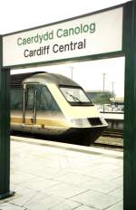 Mehrsprachige Stationsschilder gibt es auch in Grobritannien, wie dieses Stationschild in Cardiff/Caerdydd zeigt.
(Nov. 2000)