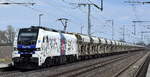Heavy Haul Power International GmbH, Erfurt [D] mit der geleasten ELP Eurodual Lok  20-03  [NVR-Nummer: 90 80 2159 203-9 D-ELP] in neuem Foliendesign mit einem Ganzzug Schüttgutwagen mit Sand befüllt am 09.04.25 Höhe Bahnhof Rodleben.
