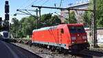 DB Cargo AG, Mainz [D] mit ihrer  185 230-0  [NVR-Nummer: 91 80 6185 230-0 D-DB] und einem
 fast leerem Containerzug Richtung Hamburger Hafen am 20.05.25 Höhe Bahnhof Hamburg-Harburg.