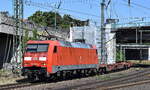 DB Cargo AG, Mainz [D] mit ihrer  152 120-2  [NVR-Nummer: 91 80 6152 120-2 D-DB] verlässt mit einem fast leeren Containerzug den Hamburger Hafen am 20.05.25 Höhe Bahnhof Hamburg-Harburg.