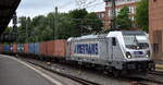 METRANS Rail (Deutschland) GmbH, Leipzig [D] mit der geleasten Akiem Lok  187 513-7  [NVR-Nummer: 91 80 6187 513-7 D-AKIEM] und einem Containerzug Richtung Hamburger Hafen am 27.05.25 Höhe Bahnhof Hamburg-Harburg.