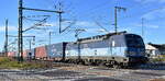 ČD Cargo a.s., Praha [CZ] mit ihrer Vectron  383 007-2  [NVR-Nummer: 91 54 7383 007-2 CZ-CDC] und einem Containerzug am 24.09.25 Höhe Bahnübergang Bahnhof Rodleben.
